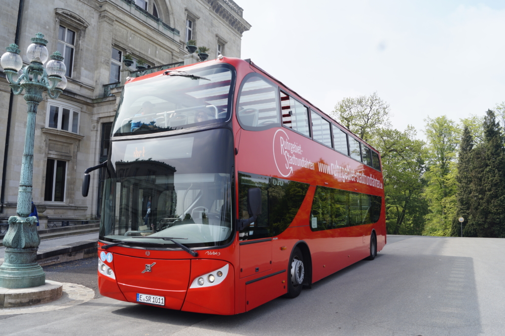 Roter Cabriobus vor der Villa Hügel